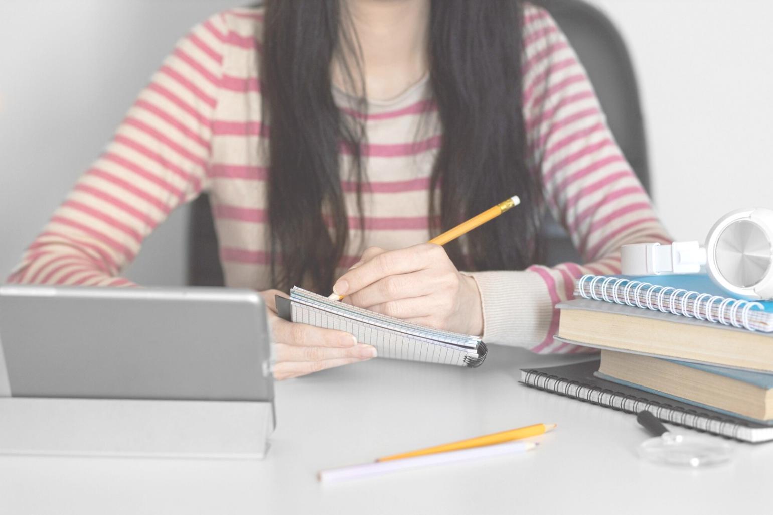 Arbeitsplatz mit Finanzplanungsdokumenten und Laptop